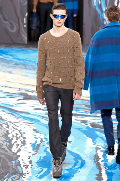Look 16